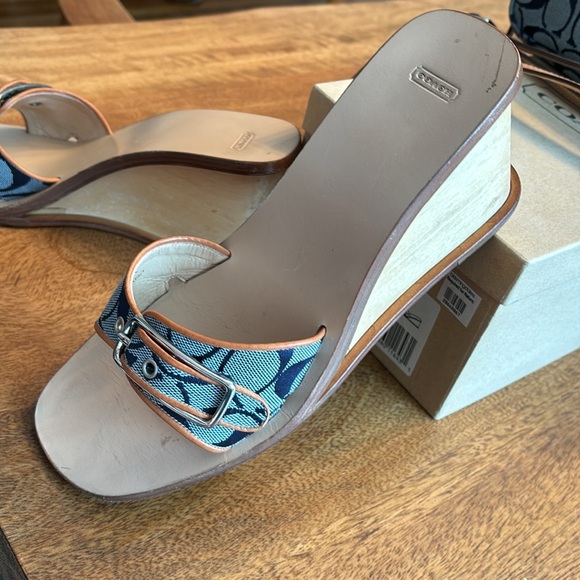 Coach honey wedge size 8 and matching cross-body purse combo - Picture 2 of 12